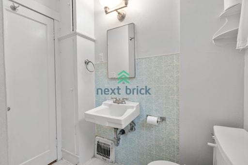 Building Photo - A beautiful 3 bed and 1 bathroom house for rent