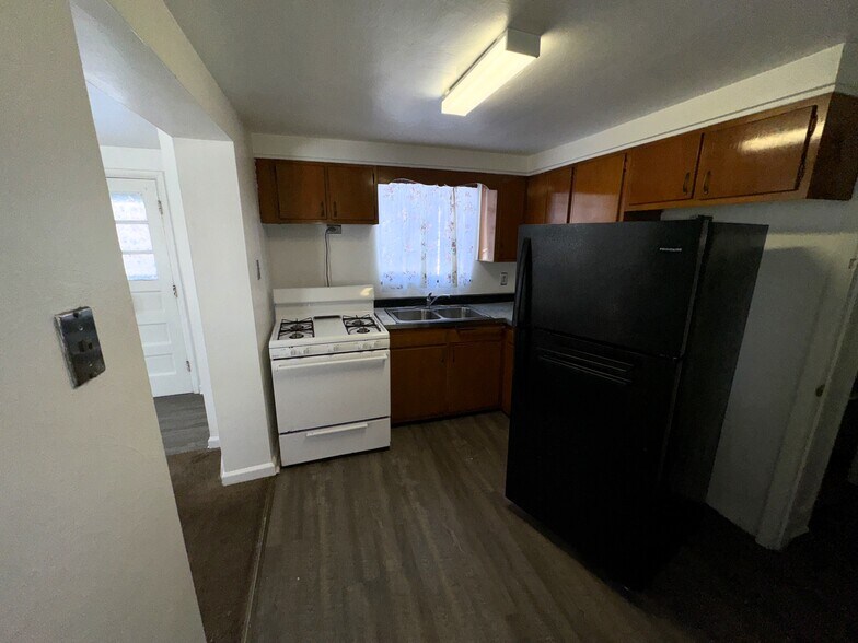 Building Photo - 905 Perry Hwy