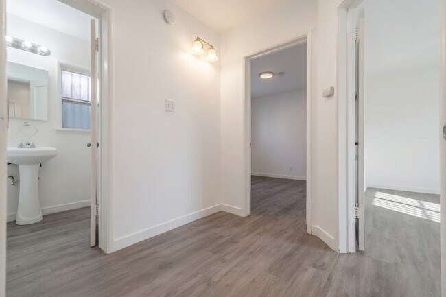Building Photo - 1127 W 111th St