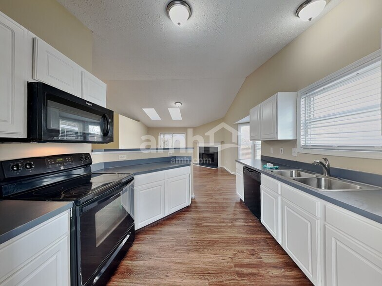 Building Photo - 2855 Southfield Village Dr