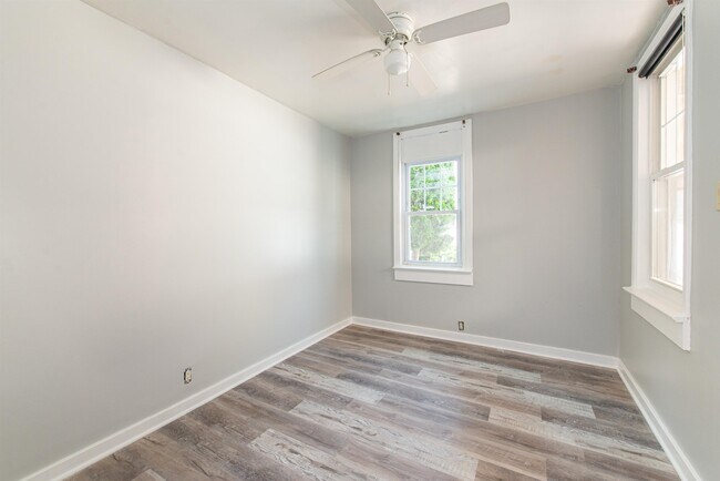 Building Photo - 413 24th St