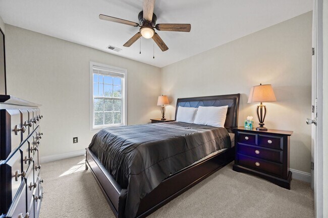 Building Photo - Fully Furnished Month to Month/Short Term Rental!