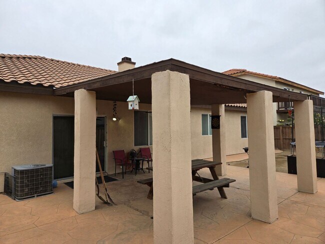 Building Photo - Three Bedroom Two Bath, plus an Office in Hemet!