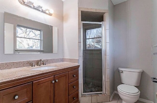 Building Photo - 913 Henslee Dr