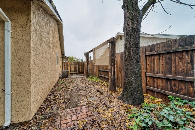 Building Photo - Sweet 3-Bedroom With a Fireplace Vibe