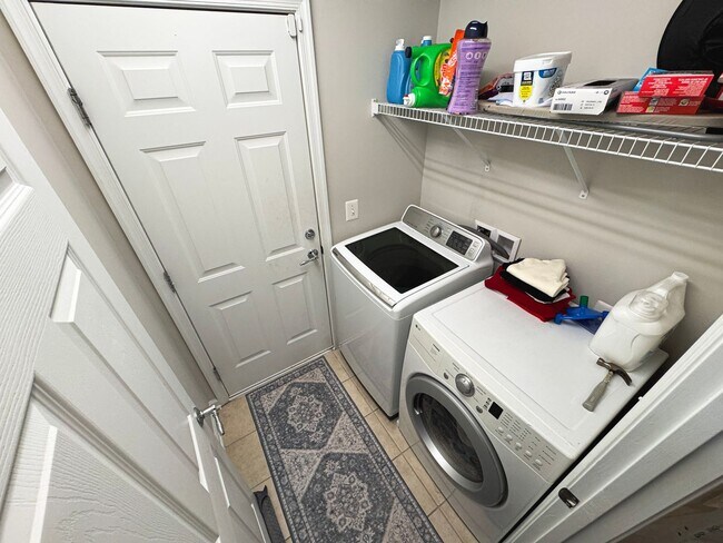 Building Photo - Beautiful 3 Bed 3.5 Bath Interior Townhome In Vibrant Brambleton Landbay