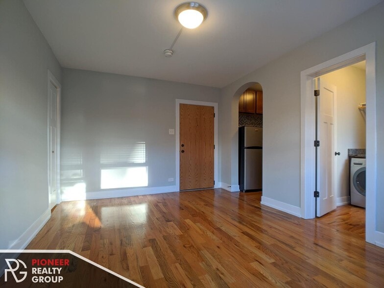 Building Photo - 560 W Arlington Pl