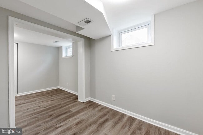 Building Photo - 3825 Larchwood Rd