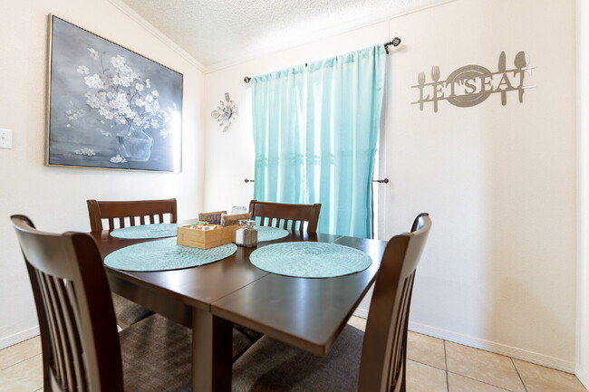 Building Photo - Charming Fully Furnished 2 Bed Home with M...