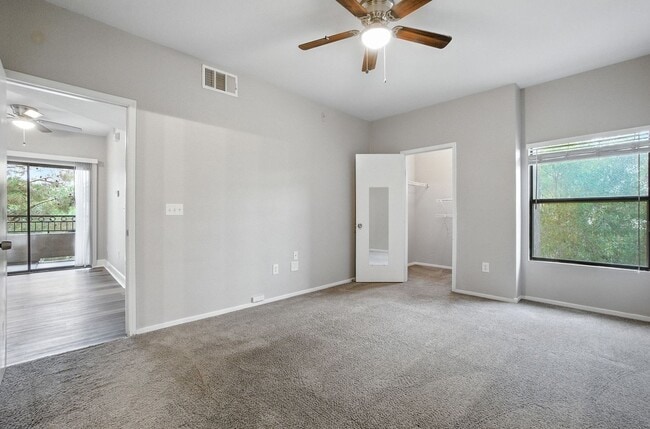 Building Photo - Northwest Condo with Modern Finishes & Gre...