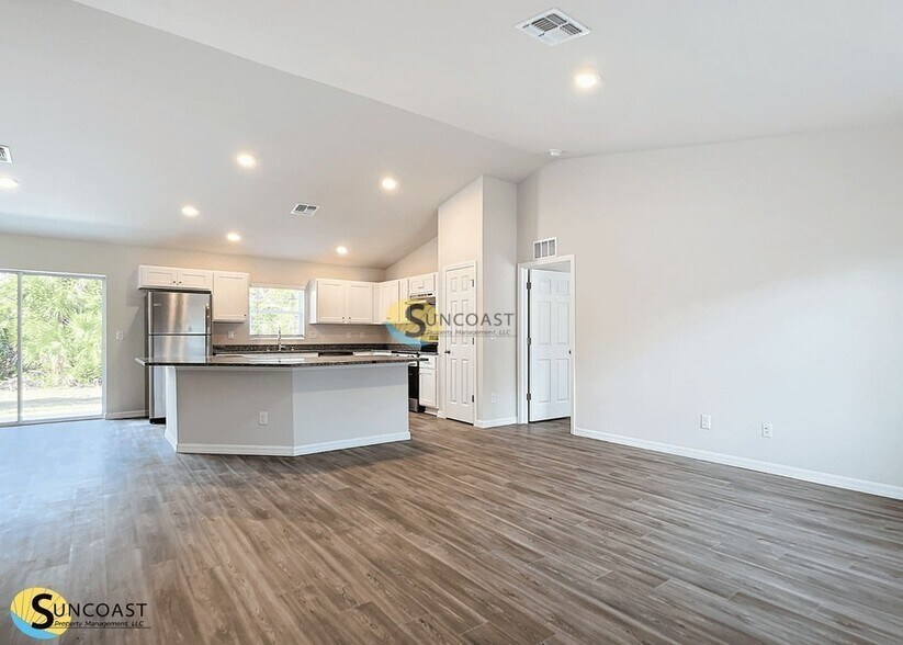 Building Photo - 17389 Tyler Ave