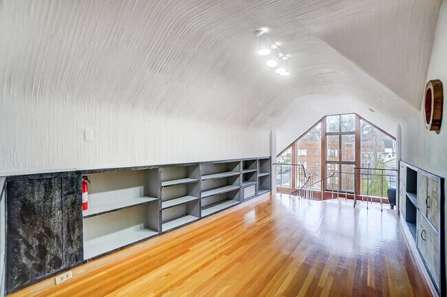 Building Photo - 2881 Observatory Ave