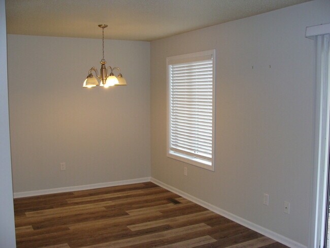 Building Photo - Two Bedroom Updated Windcrest Condo
