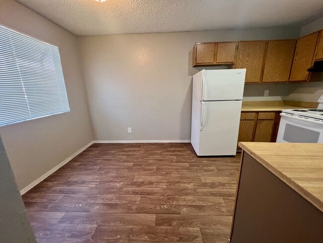 Building Photo - Renovated 2bedroom downstairs unit ready f...
