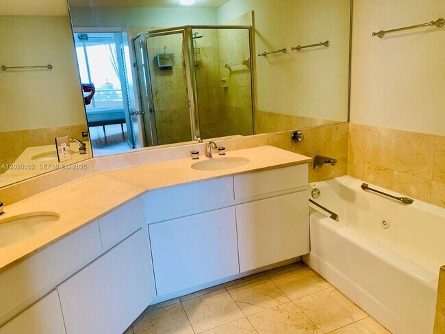 Building Photo - 888 Brickell Key Dr