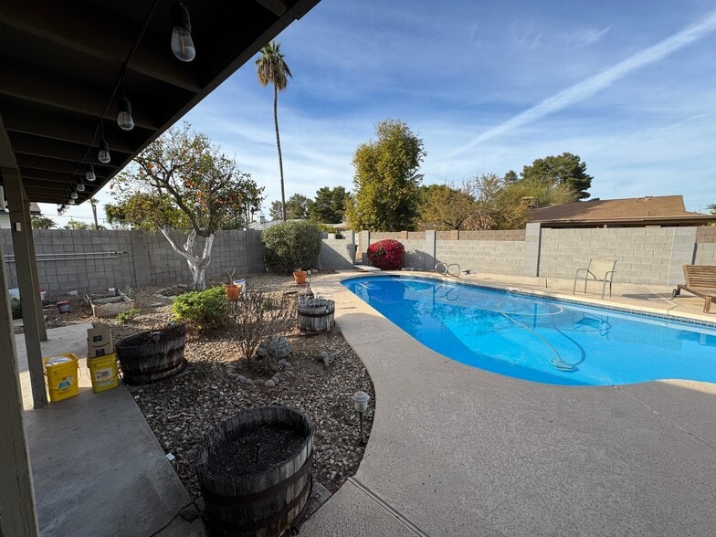 Building Photo - 2058 E Fremont Dr