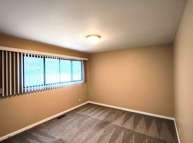 Building Photo - 3 Bd 2 Bath Over 2500 sq ft in Sandy