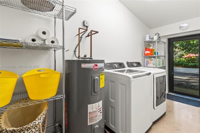 Building Photo - 2132 Middle River Dr