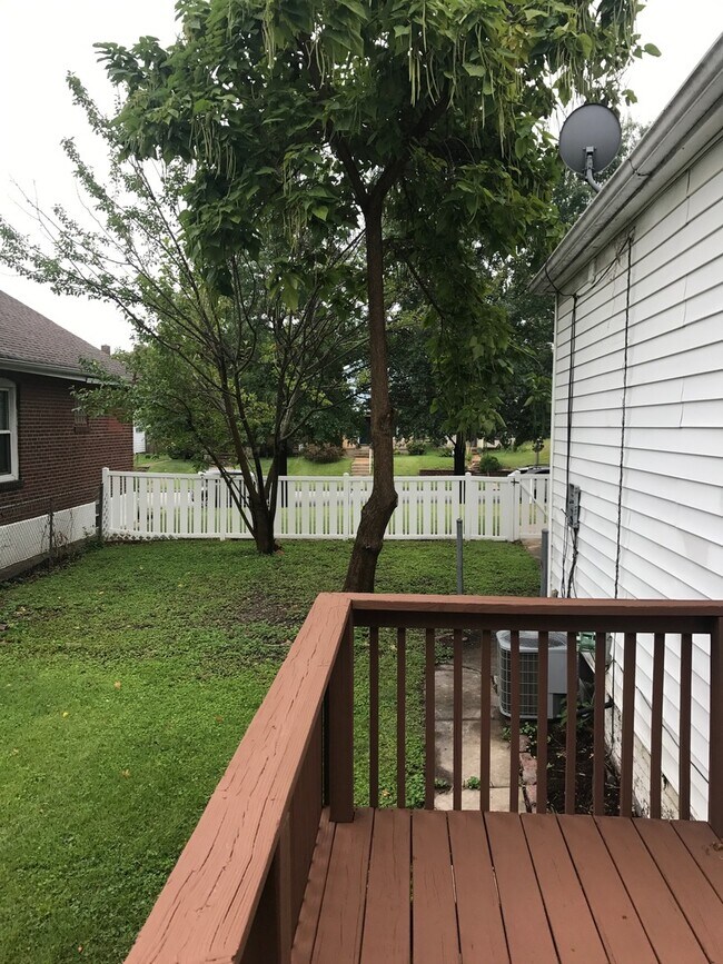 Building Photo - 2 Bedroom Renovation near the Hill