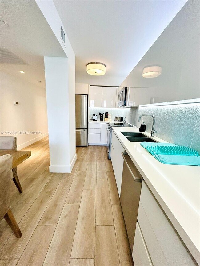 Building Photo - 100 Lincoln Rd