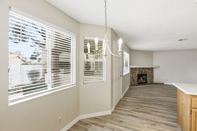 Building Photo - 2 bed, 2 bath Condo Right outside of Summerlin!