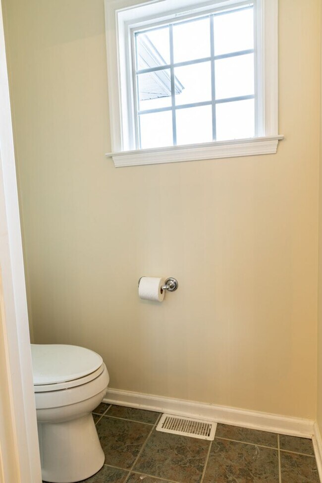 Building Photo - Single Family Home Minutes to DTWN/UVA Area