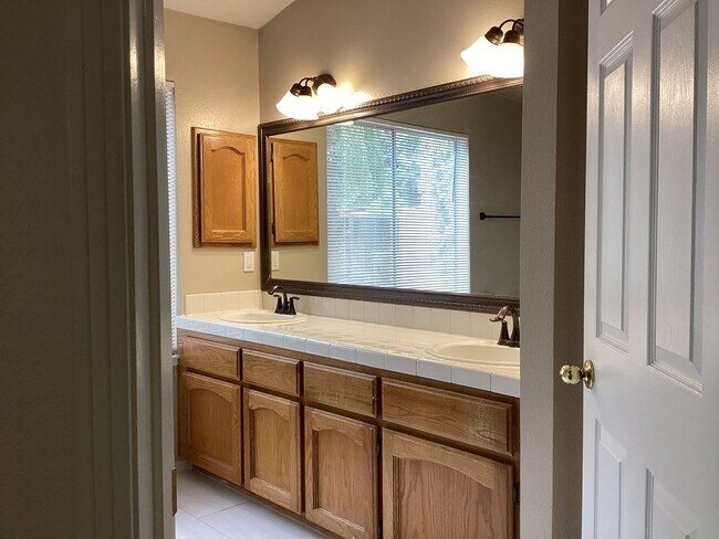 Building Photo - 9615 N Buttonwood Ct