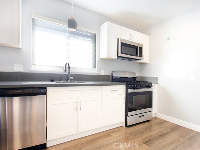 Building Photo - 2027 Vista Del Mar Ave