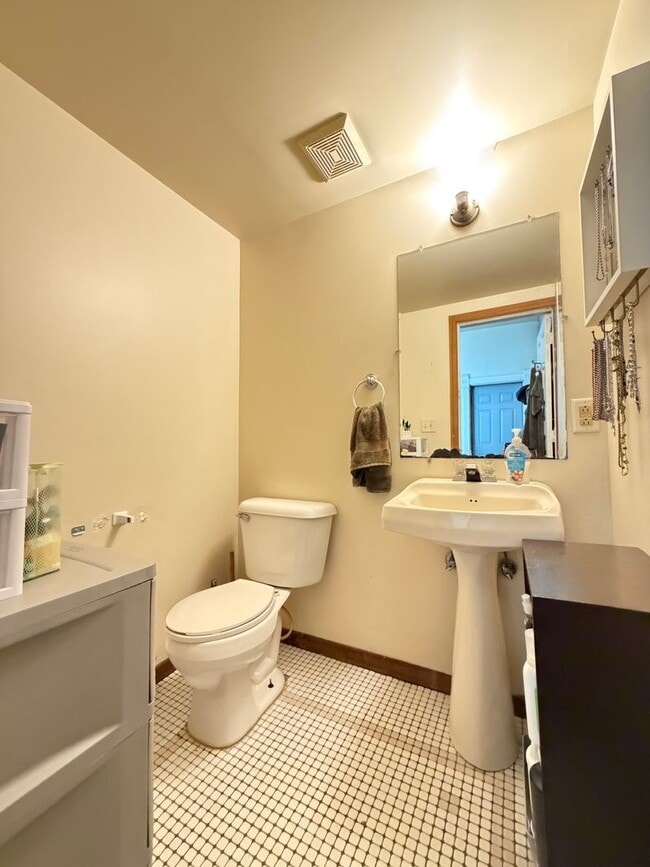 Building Photo - Large 3 Bedroom Open August