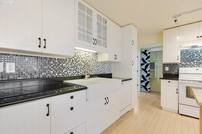 Building Photo - Tree House