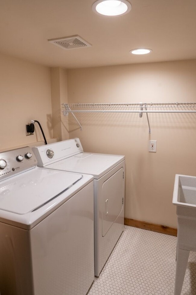 Building Photo - 4Bd/2.75Ba Seattle House