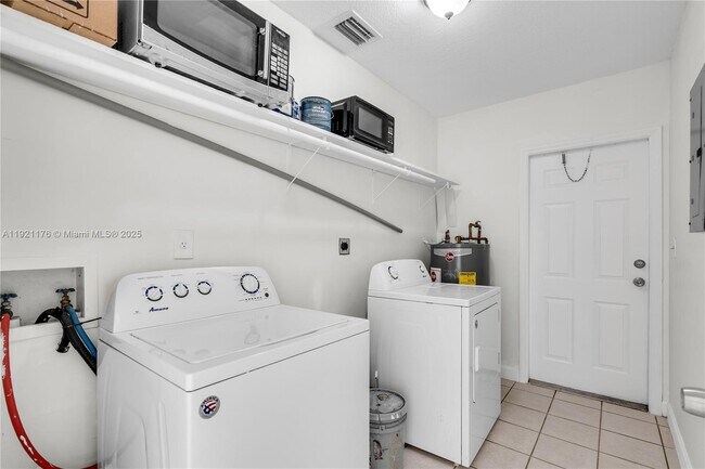 Building Photo - 2815 SW 39th Ave