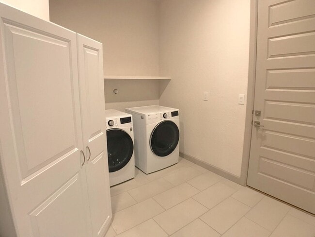 Building Photo - Gorgeous Los Lunas 3 Bedroom! Open layout! Tons of space. Built in 2021