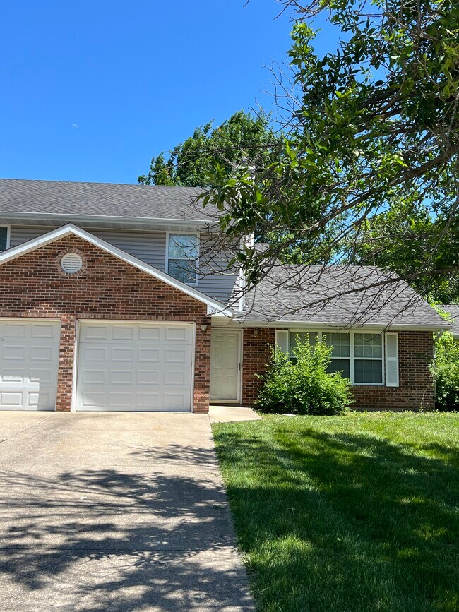 Building Photo - 20 Yorkshire Dr
