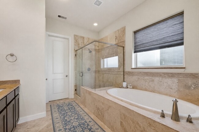 Building Photo - 705 Delano St