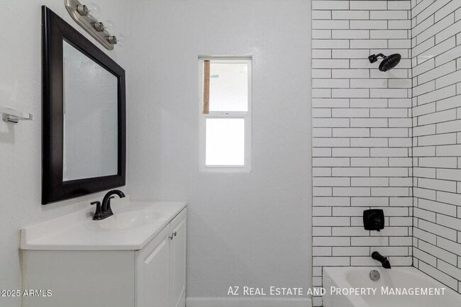 Building Photo - 1628 E Granada Rd