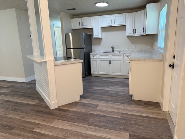 Building Photo - 3 Bedroom/1 Bathroom Single Family Home