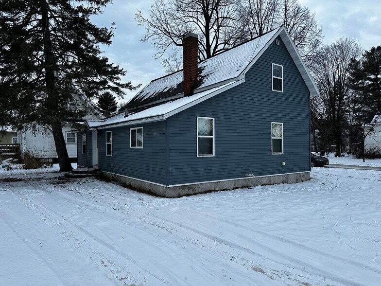 Building Photo - 1402 8th St E