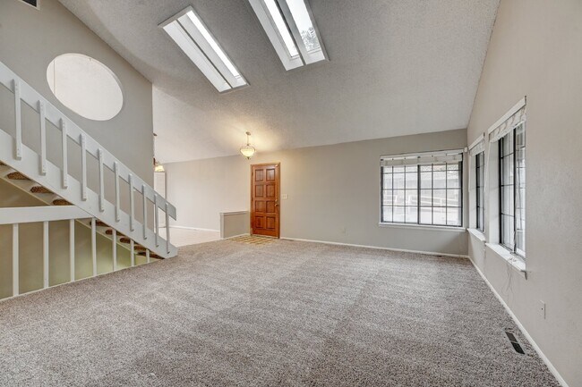 Building Photo - $2,495 2 Bed, 2 Bath Townhome in Aurora wi...