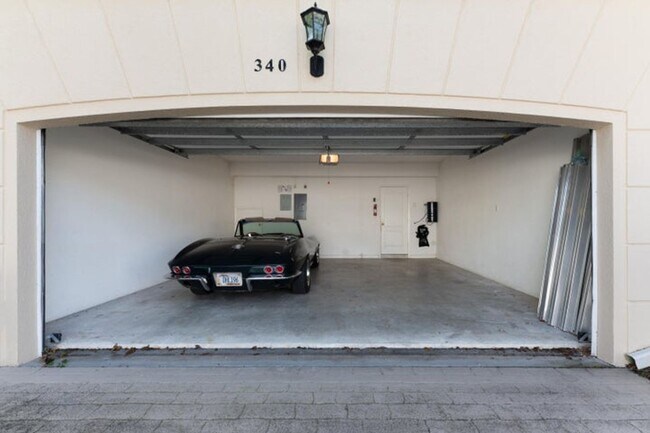 Building Photo - 340 Jacaranda Dr