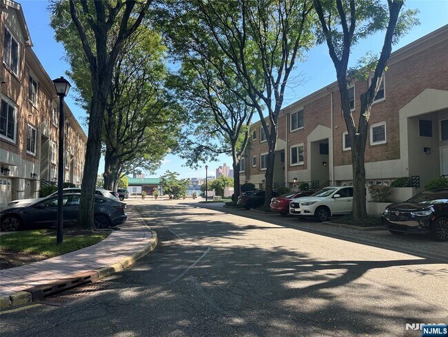 Building Photo - 200 Grand Cove Way