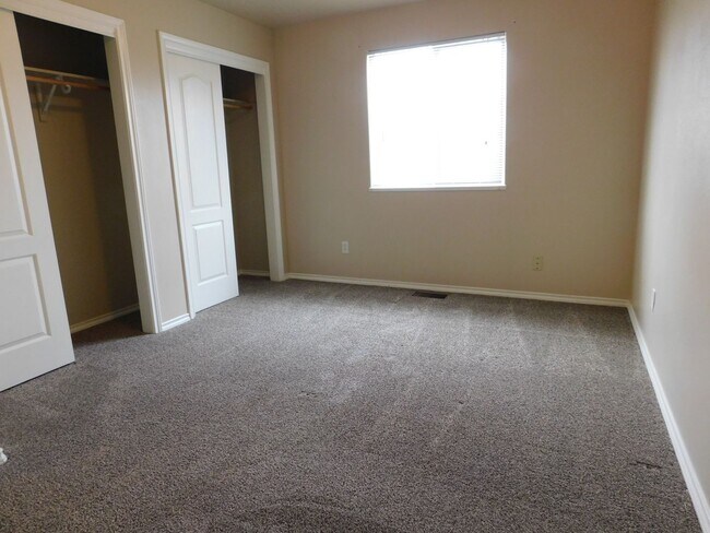 Building Photo - TWO WEEKS FREE RENT!