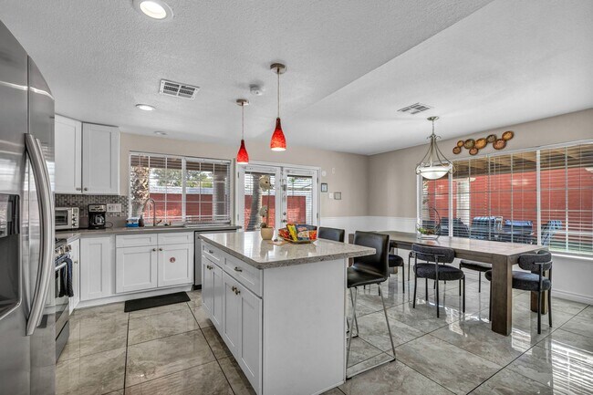 Building Photo - 3 Bed FULLY FURNISHED Pool Home