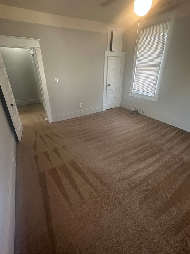 Building Photo - 3231-3233 Duncan St