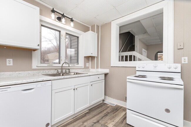 Building Photo - 910 W Locust St