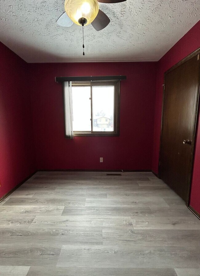 Building Photo - Spacious 3-Bedroom, 1-Bath Home with Garage & Basement in La Vista