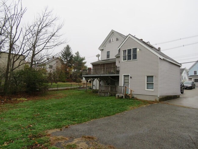 Building Photo - 715 Main St