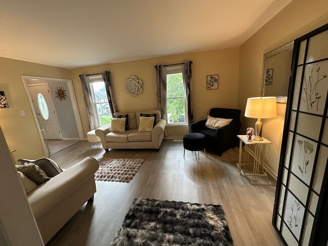 Building Photo - For Rent: Charming 4-Bedroom Colonial in C...