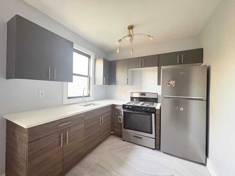 Building Photo - 152 Van Horne St