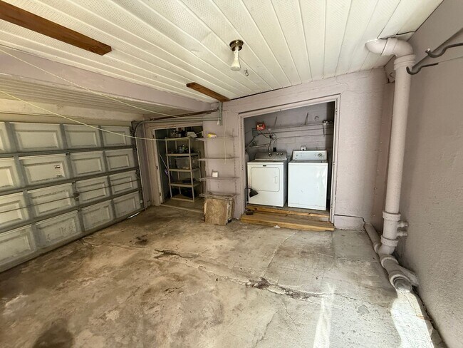 Building Photo - Euclid/Woodlawn Roommate Dream 4/3 home